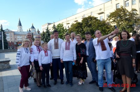 Житомиряни у вишиванках пройшлися вулицями міста