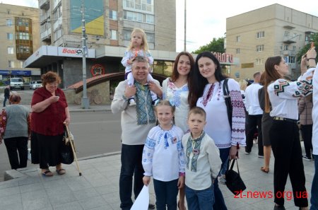 Житомиряни у вишиванках пройшлися вулицями міста
