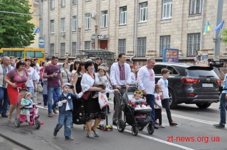 Житомиряни у вишиванках пройшлися вулицями міста