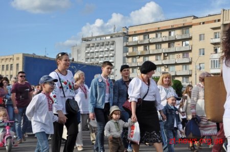Житомиряни у вишиванках пройшлися вулицями міста
