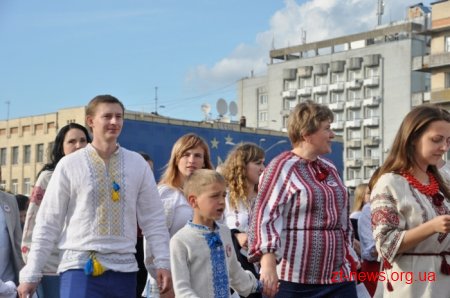 Житомиряни у вишиванках пройшлися вулицями міста