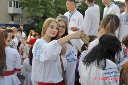 Житомиряни у вишиванках пройшлися вулицями міста