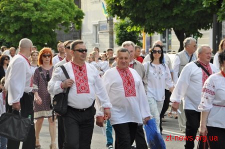 Житомиряни у вишиванках пройшлися вулицями міста