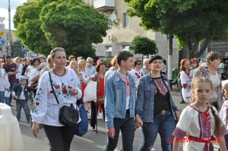 Житомиряни у вишиванках пройшлися вулицями міста