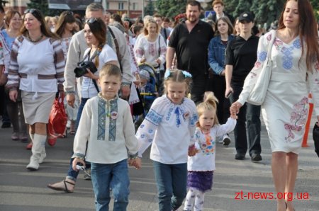 Житомиряни у вишиванках пройшлися вулицями міста