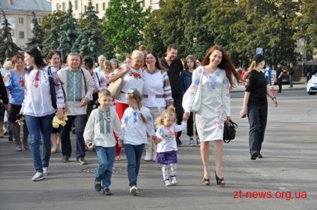Житомиряни у вишиванках пройшлися вулицями міста