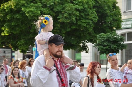 Житомиряни у вишиванках пройшлися вулицями міста