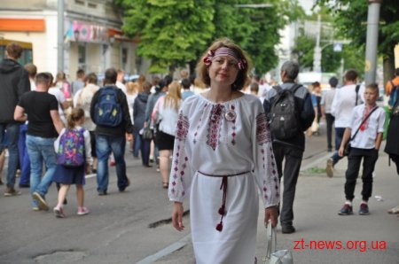 Житомиряни у вишиванках пройшлися вулицями міста