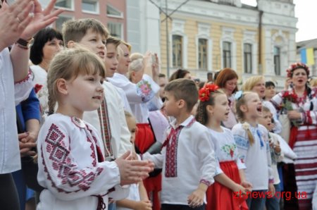 Житомиряни у вишиванках пройшлися вулицями міста