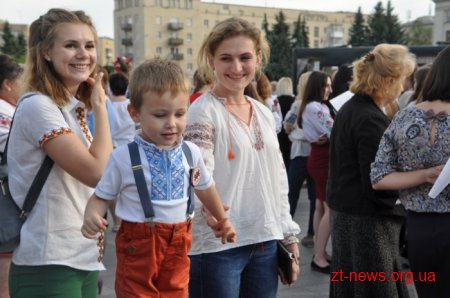 Житомиряни у вишиванках пройшлися вулицями міста