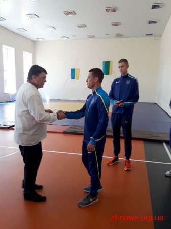 Міністр молоді та спорту України вручив посвідчення заслуженого тренера Ігорю Лонському