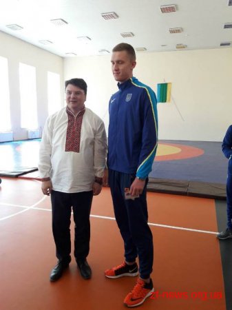 Міністр молоді та спорту України вручив посвідчення заслуженого тренера Ігорю Лонському