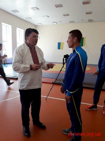 Міністр молоді та спорту України вручив посвідчення заслуженого тренера Ігорю Лонському