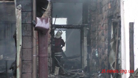 &#8203;У Новограді-Волинському загорілася дерев'яна прибудова, після чого вогонь перекинувся на будівлю Молодіжного центру