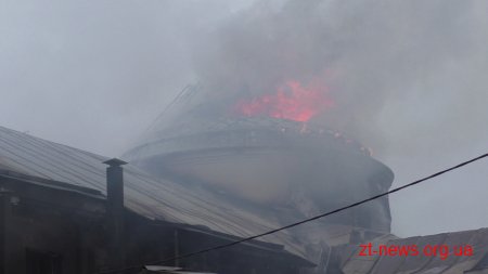 &#8203;У Новограді-Волинському загорілася дерев'яна прибудова, після чого вогонь перекинувся на будівлю Молодіжного центру