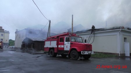 &#8203;У Новограді-Волинському загорілася дерев'яна прибудова, після чого вогонь перекинувся на будівлю Молодіжного центру