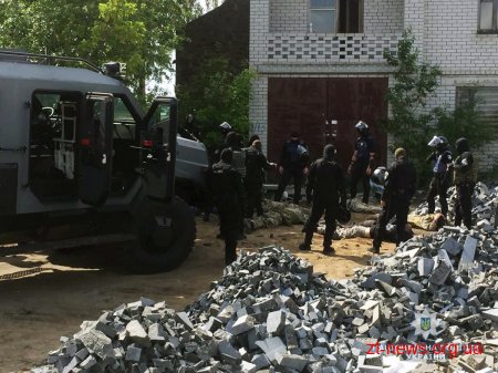 На територію гранітного кар’єру, що у смт. Головино, увірвалась група чоловіків у камуфляжному одязі