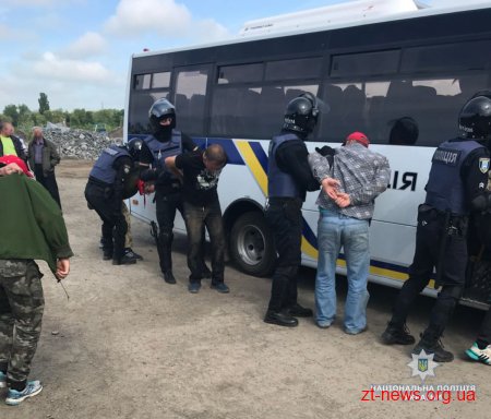На територію гранітного кар’єру, що у смт. Головино, увірвалась група чоловіків у камуфляжному одязі