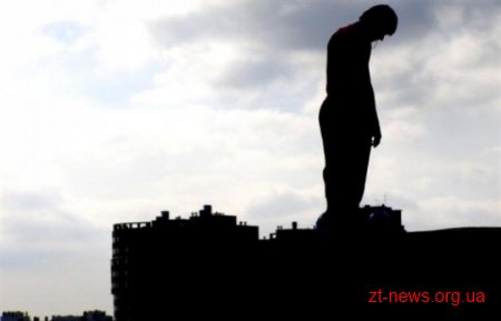 У Житомирі патрульним вдалося вмовити чоловіка не стрибати з даху багатоповерхівки