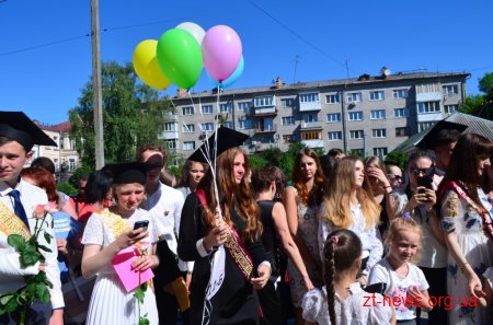 У школах міста відзначають закінчення навчального року