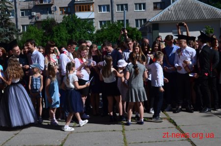 У школах міста відзначають закінчення навчального року