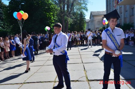 У школах міста відзначають закінчення навчального року