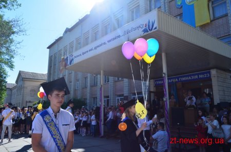 У школах міста відзначають закінчення навчального року
