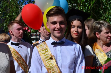 У школах міста відзначають закінчення навчального року