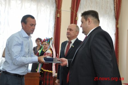 На початку сесії облради традиційно вручили нагороди та почесні звання жителям області