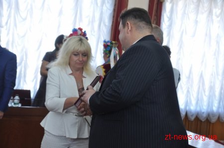 На початку сесії облради традиційно вручили нагороди та почесні звання жителям області