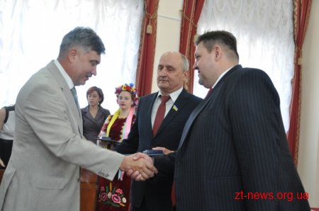На початку сесії облради традиційно вручили нагороди та почесні звання жителям області