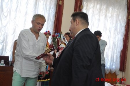 На початку сесії облради традиційно вручили нагороди та почесні звання жителям області