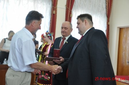 На початку сесії облради традиційно вручили нагороди та почесні звання жителям області