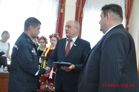 На початку сесії облради традиційно вручили нагороди та почесні звання жителям області