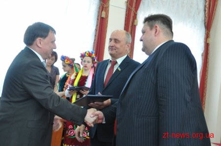 На початку сесії облради традиційно вручили нагороди та почесні звання жителям області