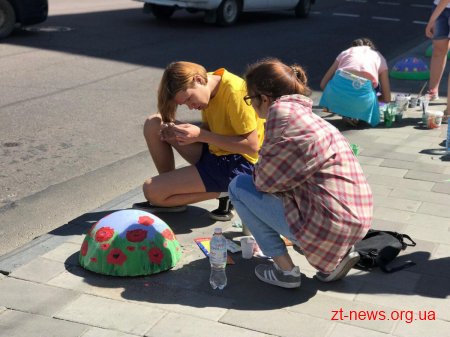 У Житомирі діти розмалювали вуличні напівсфери