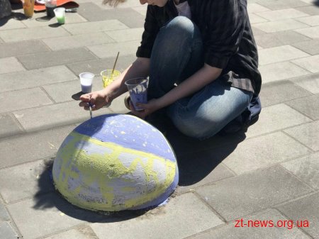 У Житомирі діти розмалювали вуличні напівсфери