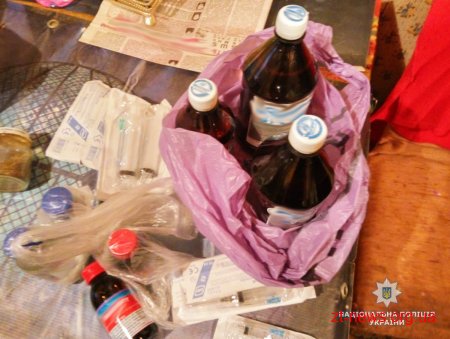 На Житомирщині поліцейські затримали організовану групу наркозбутчиків