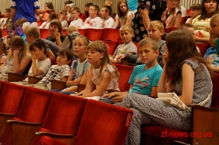 Для 500 дітей з усіх районів області показали виставу та вручили солодкі подарунки