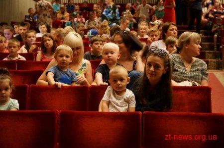 Для 500 дітей з усіх районів області показали виставу та вручили солодкі подарунки