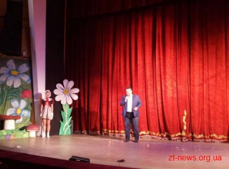Для 500 дітей з усіх районів області показали виставу та вручили солодкі подарунки