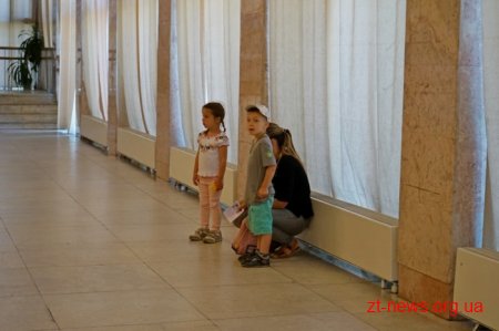 Для 500 дітей з усіх районів області показали виставу та вручили солодкі подарунки