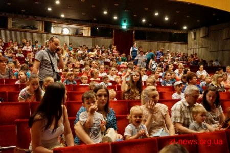 Для 500 дітей з усіх районів області показали виставу та вручили солодкі подарунки