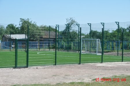 На базі гімназії у Високівській ОТГ відкрили новий футбольний майданчик