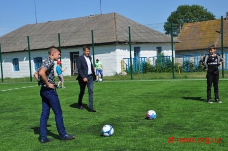На базі гімназії у Високівській ОТГ відкрили новий футбольний майданчик