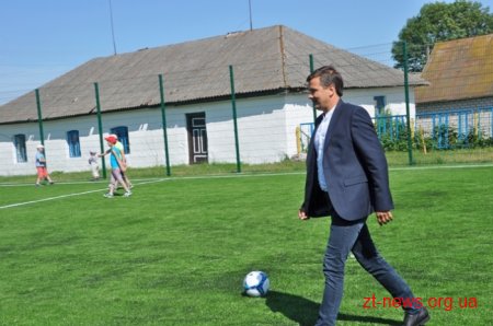 На базі гімназії у Високівській ОТГ відкрили новий футбольний майданчик
