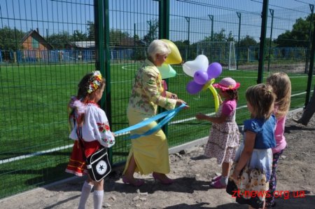 На базі гімназії у Високівській ОТГ відкрили новий футбольний майданчик