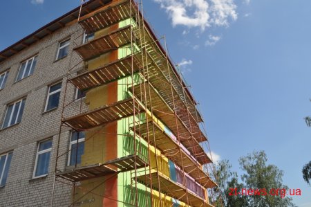 У Черняхівській гімназії тривають роботи з утеплення та фарбування фасаду
