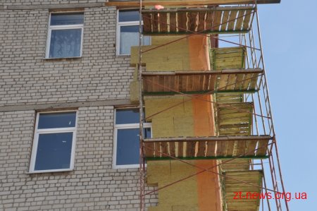 У Черняхівській гімназії тривають роботи з утеплення та фарбування фасаду