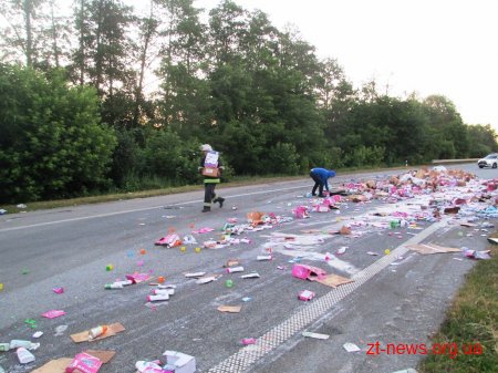 На трасі Київ - Чоп в результаті ДТП двох вантажівок стався розлив побутової хімії
